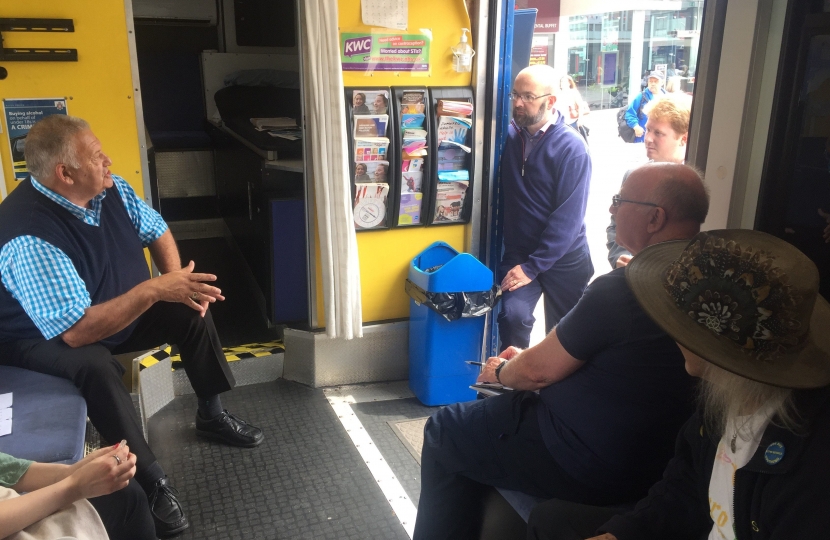 James talking to the volunteers of the SOS bus