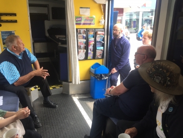 James talking to the volunteers of the SOS bus